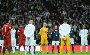 L'équipe de France et l'équipe d'Angleterre respectent une minute de silence à Wembley le 17 novembre 2015.