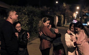 Des personnes évacuées dans la rue le 16 septembre 2015 à Santiago au Chili en raison d'un puissant séisme