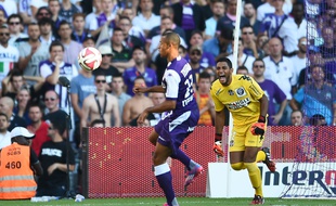 Le gardien du TFC Zacharie Boucher et le défenseur Marcel Tisserand lors du match de Ligue 1 entre Toulouse et le Paris-Saint-Germain, le 27 septembre 2014.