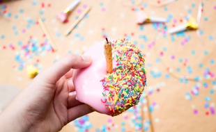 Illustration d'un gâteau d'anniversaire avec une bougie