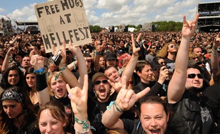 Des fans de heavy metal au Hellfest 2012 à Clisson (Loire-Atlantique).