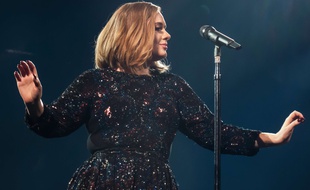 La chanteuse Adele en concert à Belfast le 29 février 2016