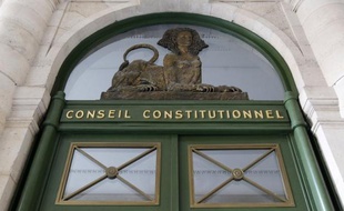 Le Conseil constitutionnel dira d'ici un mois s'il faut ou non réviser la Constitution pour adopter le traité budgétaire européen et notamment sa règle d'or d'équilibre des finances publiques, une révision que le gouvernement préfèrerait éviter.