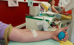 Paris le 28 juin 2012. Un journaliste de 20 minutes a teste le don du sang a l'hopital Saint Louis. Illustration seringue, aiguille, don de sang. Sante.