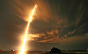 Lancement de la fusée Falcon 9 de SpaceX à Cape Canaveral (Floride), le 10 janvier 2015.