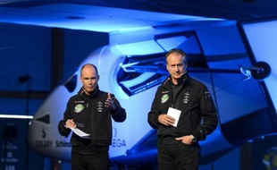 Les pilotes suisses Bertrand Piccard (g) et André Borschberg présentent l'avion solaire à Payerne le 9 avril 2014