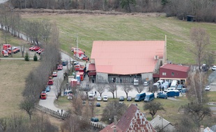 Les familles des victimes du crash de l'A320 sont accueillies à la salle des sports de Seyne-les-Alpes (Alpes-de-Haute-Provence).