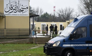 Des gendarmes montent la garde devant la mosquée de Valence le 2 janvier 2016