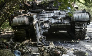 Les corps de soldats ukrainiens gisent près d'un char détruit au nord de Donetsk le 22 juillet 2014