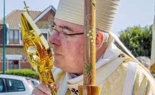 L'archevêque de Cambrai tient une relique de Jean-Paul II à Waziers, dans le nord de la France, le 4 mai 2014