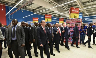 Le président ivoirien Alassane Ouattara (C) inaugure un centre commercial Carrefour à Abidjan le 18 décembre 2015