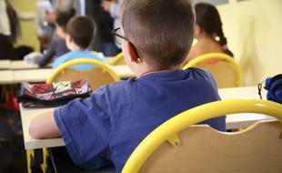 Un élève dans une classe d'école élémentaire