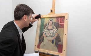 Photo fournie par le groupe "Art Recovery" de l'avocat Christopher Marinello examinant l'oeuvre de Matisse "Femme Assise", qui va être restituée à la famille Rosenberg