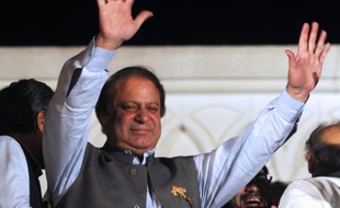L'ex-Premier ministre pakistanais Nawaz Sharif a revendiqué la victoire et tendu la main à ses rivaux à l'issue des législatives de samedi au Pakistan, marquées par une participation de près de 60% malgré des attaques rebelles qui ont fait au moins 26 morts.