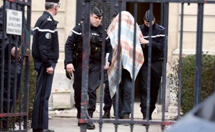 Willy Bardon,la tête recouverte d'une couverture, le 18 janvier 2013 à Amiens