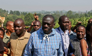 Le principal candidat de l'opposition Kizza Besigye arrive au bureau de vote dasn sa ville de Rukungiri, à 400 kilomètres à l'Ouest de la capitale Kampala, le 18 février 2016