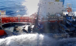 Image du 25 février 2013 et fournie le 26 à l'AFP montre le navire Sea Shepherd de Bob Barker heurtant le tanker de la flotte baleinière japonaise San Laurel dans les eaux gelées de l'Antarctique