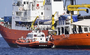 Un bateau des gardes-côtes italiens approche l'Aquarius, le 12 juin 2018.