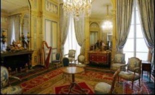 Les collections très éclectiques, que l'on découvre en suivant deux parcours chronologique et thématique, peuvent associer dans une même salle le trône de Napoléon et le projet très contemporain et minimaliste du futur trône de l'empereur du Japon.