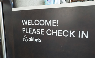 la Répression des fraudes estime qu'Airbnb n'a pas informé suffisamment le consommateur sur son droit de rétractation.