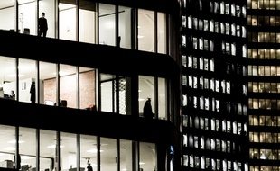 Des employés dans une tour du quartier d'affaires de La Défense, à Paris.