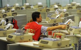 Le projet de la Bourse de Hong Kong, numéro deux des marchés financiers en Asie, de ramener à une heure la pause de midi suscite de vives protestations chez les courtiers, qui craignent de ne plus pouvoir rencontrer leurs clients autour de bons petits plats.