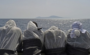 Des migrants à bord du bateau l'Aquarius, après leur sauvetage le 25 mai 2016 au large de la Libye en Méditarrenée