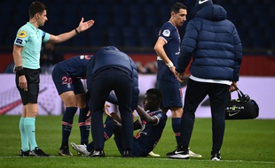 Gueye sort sur blessure lors de PSG-Rennes, le 7 novembre 2020 au Parc des Princes.