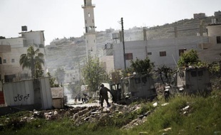 Un Palestinien a été tué dans la nuit de lundi à mardi lors d'affrontements avec l'armée israélienne près d'Hébron, dans le sud de la Cisjordanie, ont indiqué la police palestinienne et des témoins.
