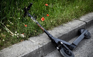 Une trottinette électrique abandonnée à Paris, le 14 juillet 2019 (Illustration).