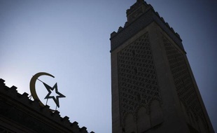 Le minaret de la Grande mosquée de Paris le 17 juin 2015