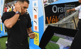 L'arbitre vérifie l'écran de la vidéo, avant OM-TFC.