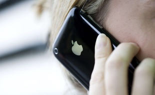 Un utilisateur d'iPhone au téléphone.