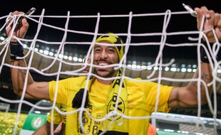 Pierre-Emerick Aubameyang fête le titre remporté par Dortmund en Coupe d'Allemagne, le 27 mai 2017.