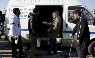 La Belle étoile distribue des repas aux immigrants à Calais, le 2 mars 2009.