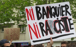 Paris, le 27 avril 2017. - La manifestation lycéenne dans les rues de Paris en réaction à l'affiche du second tour de l'élection présidentielle opposant Emmanuel Macron à Marine Le Pen.