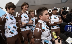 Les coureurs de l'équipe cycliste AG2R sur Paris-Nice, le 11 mars 2015.
