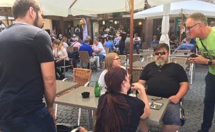 Pendant qu'un agent de police attire l'attention, l'autre dérobe le sac.