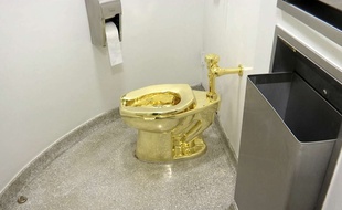 Des toilettes en or de l'artiste italien Maurizio Cattelan, une oeuvre baptisée «America» exposée au Guggenheim, à New York.