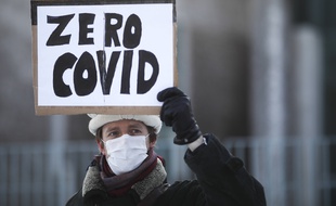 Un manifestant en faveur de la stratégie «Zéro Covid» en Allemagne. Pour l'instant, aucun pays en Europe continentale n'a mis en place une telle stratégie.