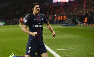 Edinson Cavani fête un but lors du match entre le PSG et le Barça le 14 février 2017.