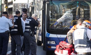 Des enquêteurs relèvent des indices sur les lieux d'une attaque par un Palestien qui a blessé plusieurs personnes au couteau dans un bus, le 21 janvier 2015 à Tel-Aviv