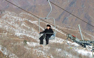 Kim Jong-un dans un télésiège de la station de ski de Masik Pass, en Corée du Nord, le 31 décembre 2013.