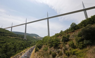 Le viaduc de Millau, en Aveyron, lors de l'étape du Tour de France entre Rodez et Mende, le 18 juillet 2015.