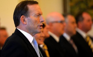 Le nouveau Premier ministre australien Tony Abbott a prêté serment ce mercredi en appelant son gouvernement de droite à se mettre immédiatement au travail pour redynamiser l'économie, ralentie par la fin de l'âge d'or minier.