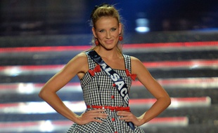 Miss Alsace Alyssa Wurtz lors de la cérémonie Miss France 2015, le 6 décembre 2014 à Orléans.