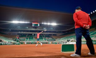 Roger Federer en night session lors de son 3e tour à Roland-Garros, le 5 juin 2021.