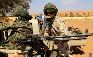Ménaka (Mali), le 21 novembre 2020. Des combattants d'un groupe armé patrouillent aux abords de Ménaka où des militaires français ont été tués le 2 janvier 2021.