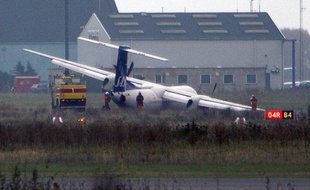 Un avion Dash 8-400 de la A Scandinavian Airlines après une avarie à l'aéroport de Copenhague, le 27 octobre 2007.