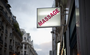 Le 09 janvier 2012. Illustration de devanture de salon de massage a Paris. Photo: V. WARNTER / 20 MINUTES